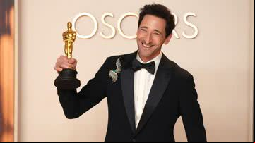 Adrien Brody segurando sua estatueta do Oscar - Getty Images