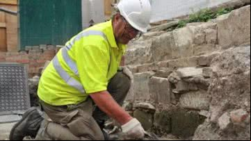 Arqueólogo da Cotswold Archaeology trabalhando na escavação dos túmulos medievais em Gloucester - Divulgação/ Universidade de Gloucestershire
