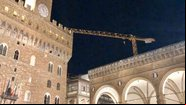 Guindaste Instalado em frente às Galerias Uffizi, em Florença, Itália - Reprodução/Facebook (Gru in Florence)