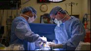 Imagem ilustrativa de médicos operando cirurgia - Getty Images