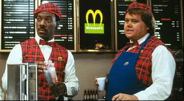 Eddie Murphy e Louie Anderson em cena do filme - Divulgação / Paramount