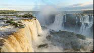 Fotografia aérea das Cataratas do Iguaçu - Foto por Mayra Villas Boas Francisco Zamulko pelo Wikimedia Commons